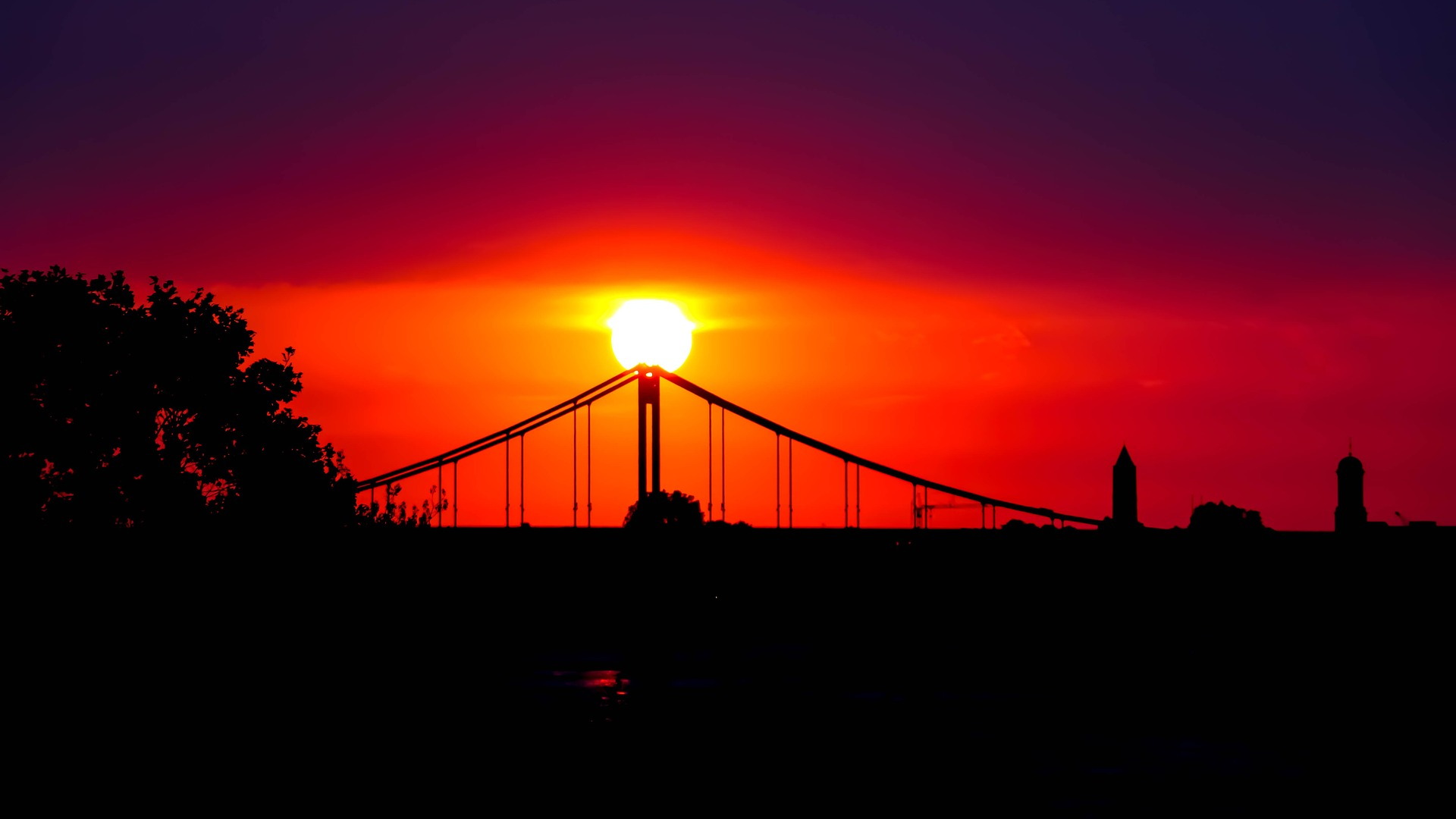 Krefelder Rheinbrücke im Sonnenuntergang.